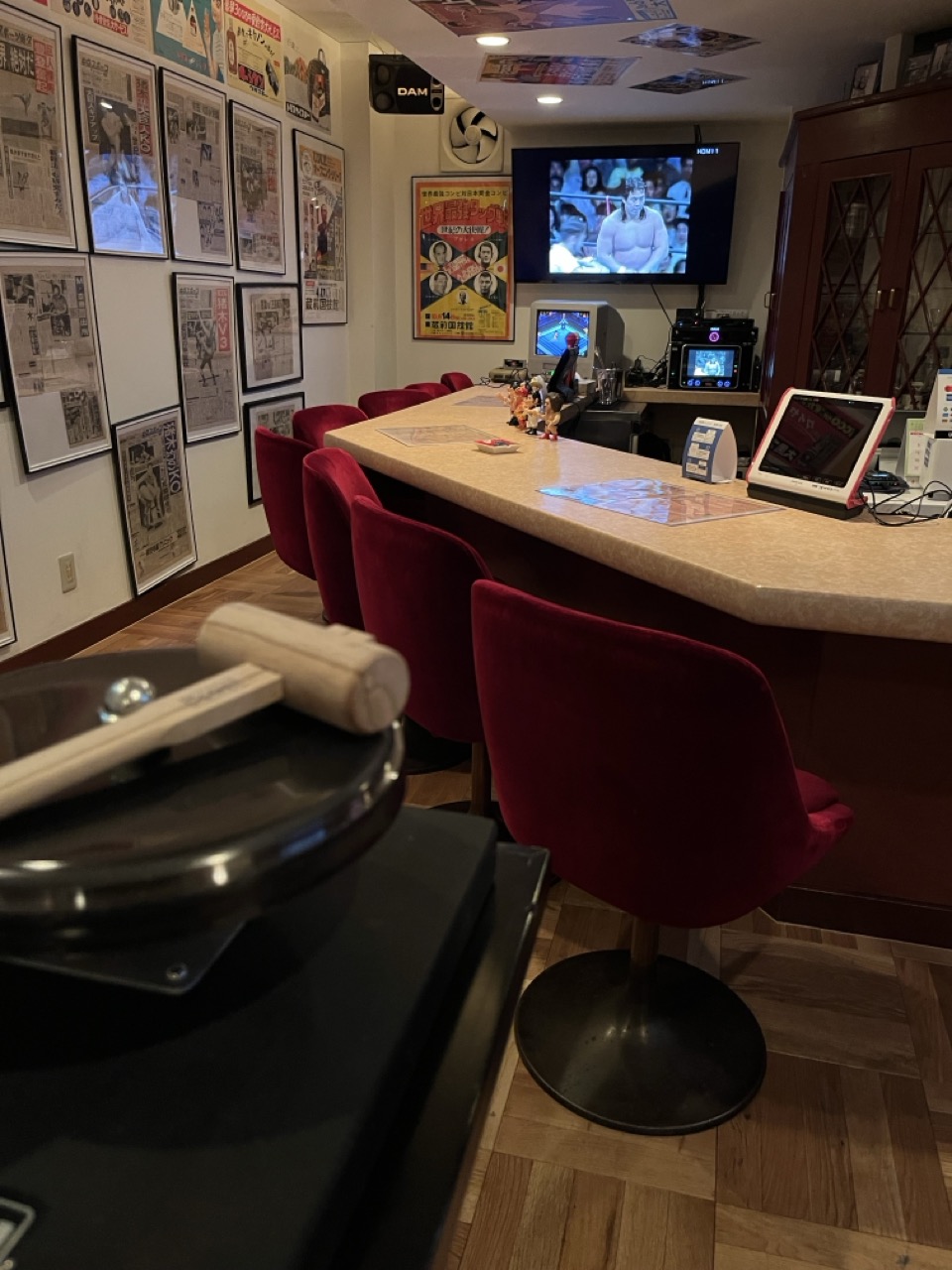カウンター席（8席）の店内